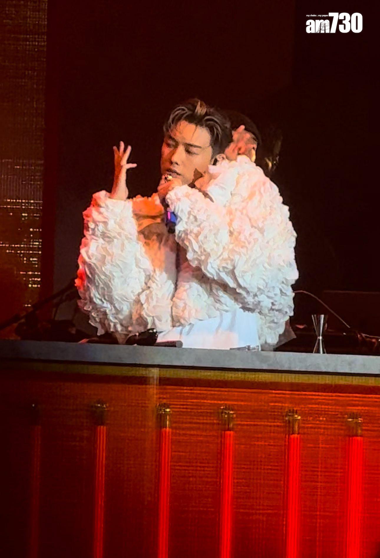 MC更一度唱得太激動而整斷了耳機。(娛樂組攝)