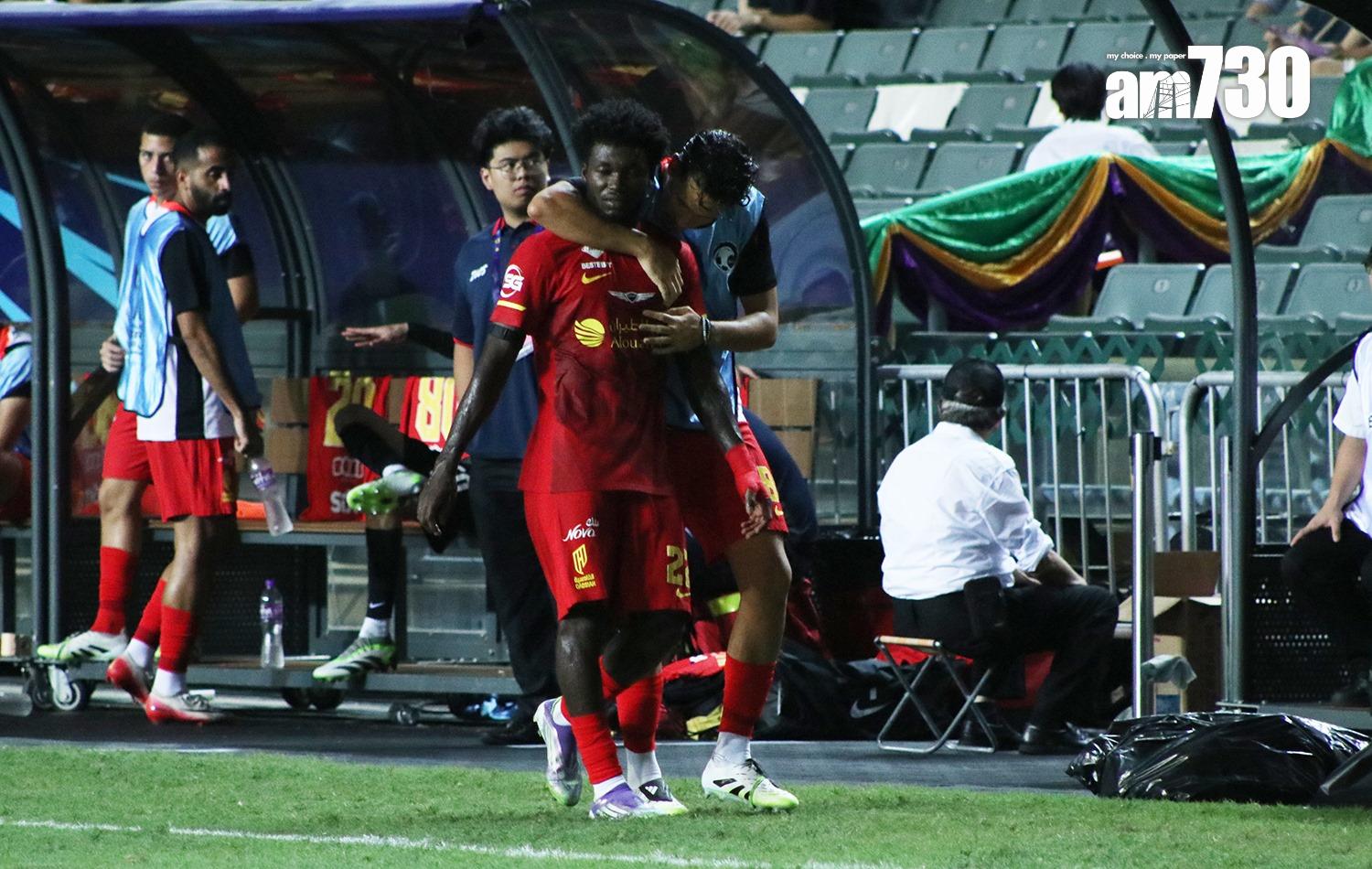 艾卡迪沙的班素巴亞領紅牌被逐。(《am730》記者攝)