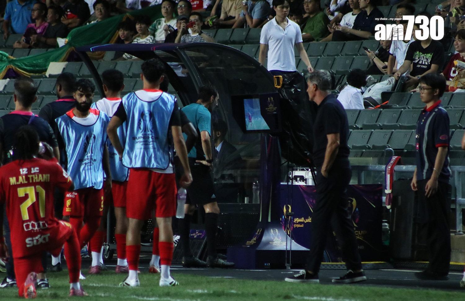 球證今場多次翻看VAR。(《am730》記者攝)