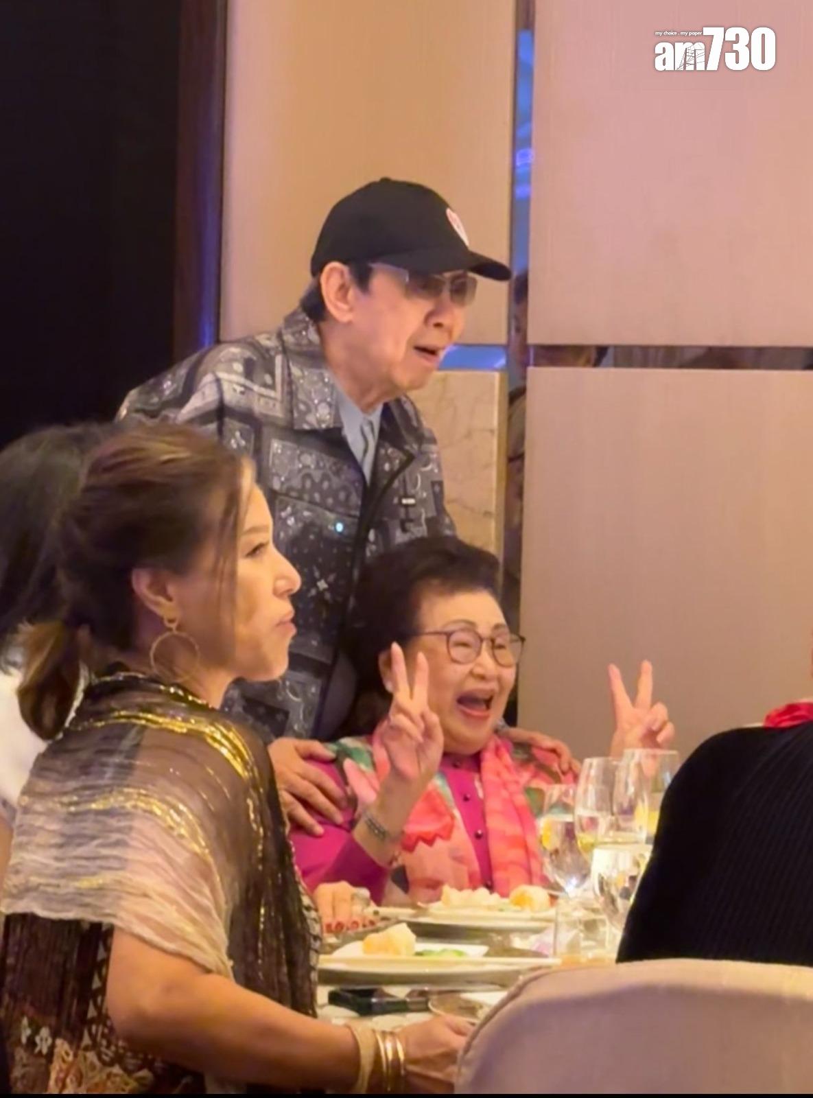 胡楓於今年6月出席飯局時,全程笑面迎人,與譚倩紅肉緊合照。