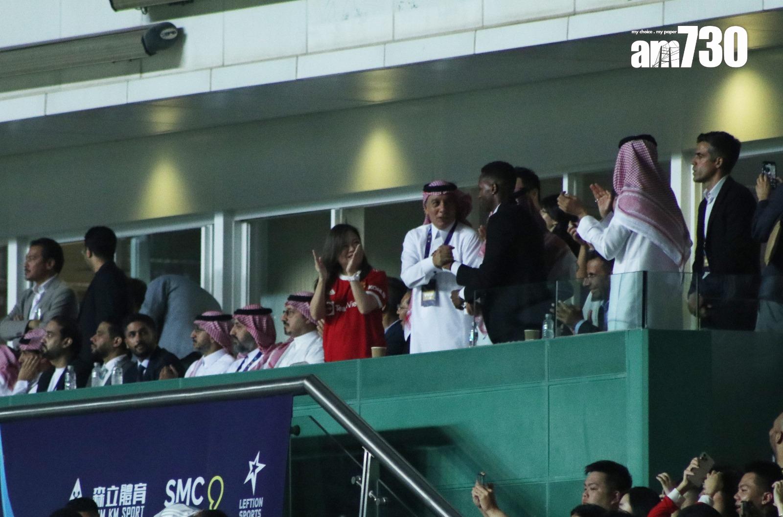 文體旅局局長羅淑佩穿上曼聯球衣入場。(《am730》記者攝)