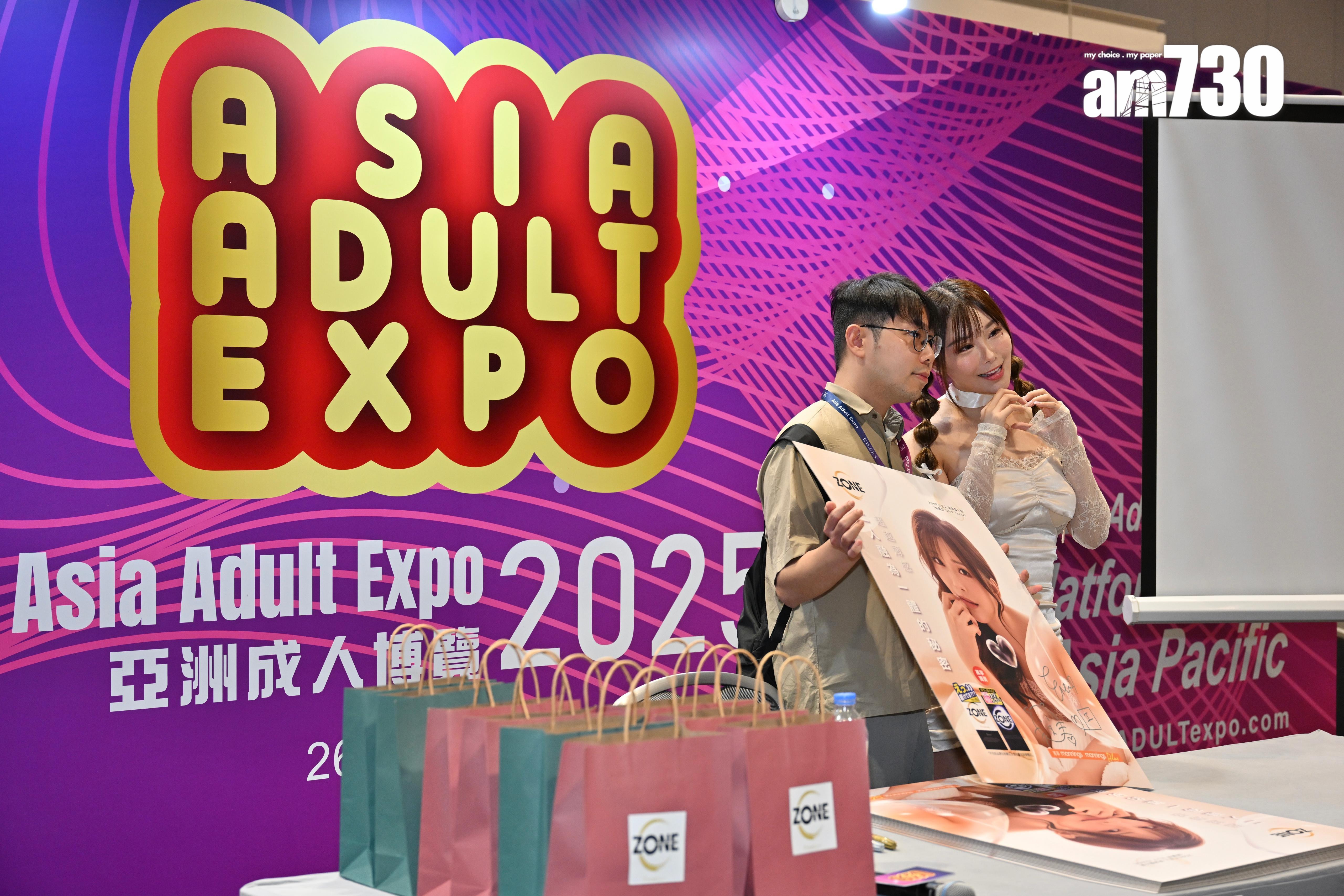 素海霖跟粉絲逐一簽名及合照留念。(娛樂組攝)