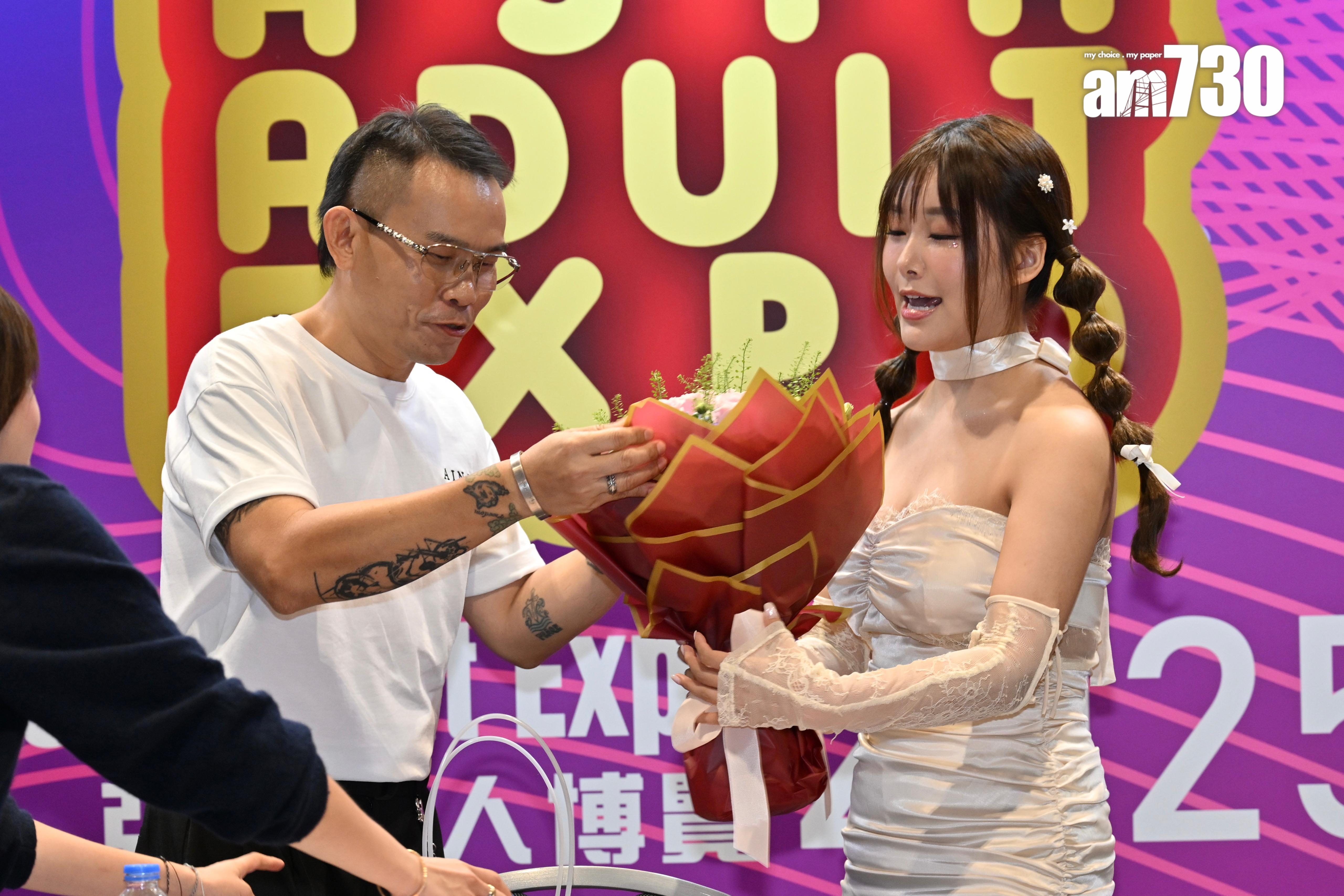 素海霖跟粉絲逐一簽名及合照留念。(娛樂組攝)