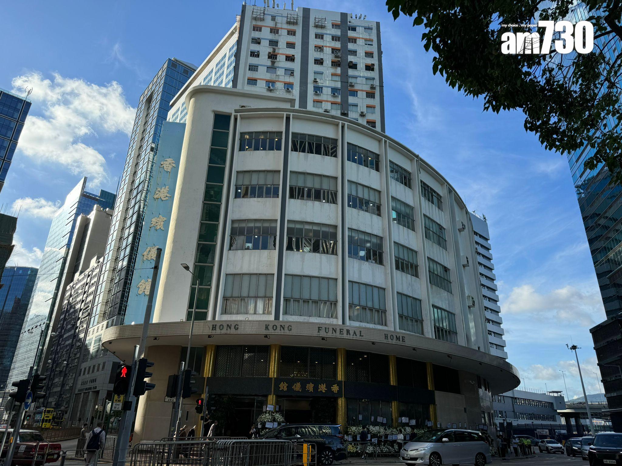 蔡一鳳於下午4時坐私家車到達殯儀館。