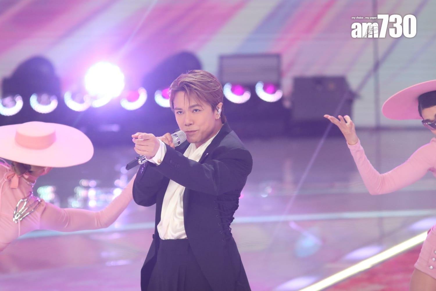 張敬軒逐一帶佳麗走到台前自我介紹。(鍾式明攝)