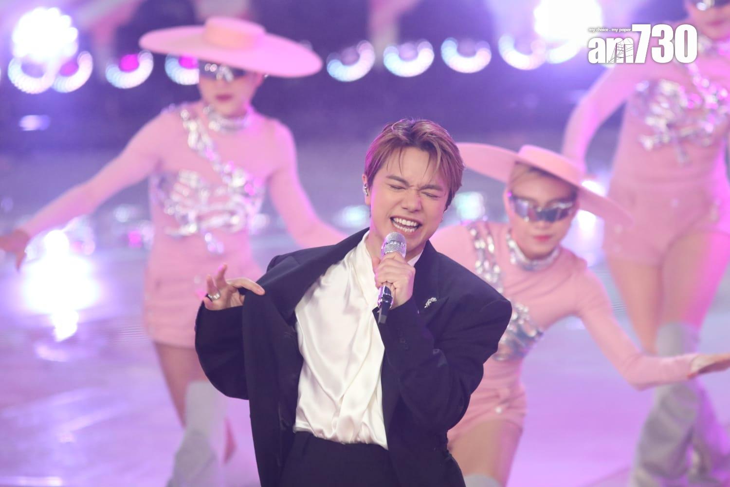 張敬軒逐一帶佳麗走到台前自我介紹。(鍾式明攝)