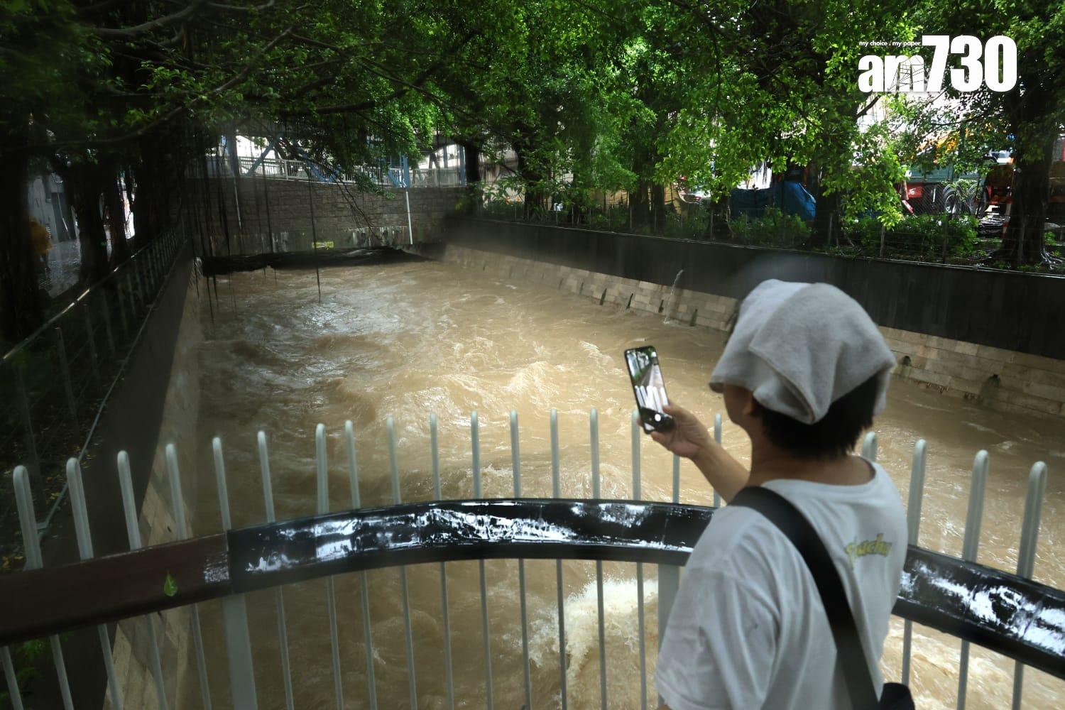 天文台昨晨發出黑雨,持續近11小時,創出多項紀錄。(林俊源攝)