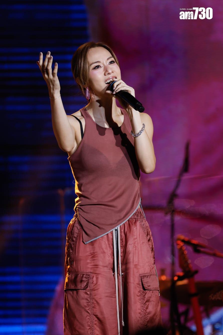 鄧麗欣尾聲更大玩透視誘惑。 (蘇文傑攝)