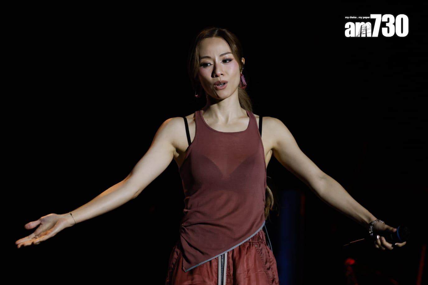 鄧麗欣性感透黑bra。 (蘇文傑攝)