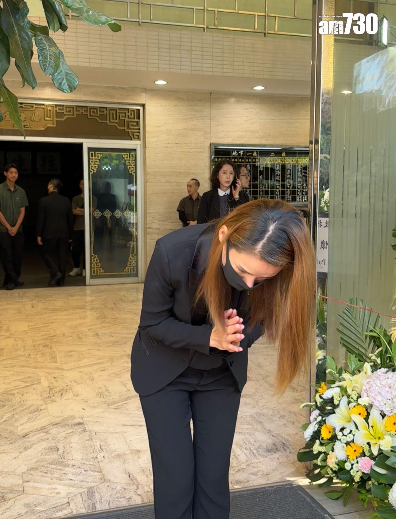 遺孀蔡一鳳向傳媒鞠躬致意。 (娛樂組攝)