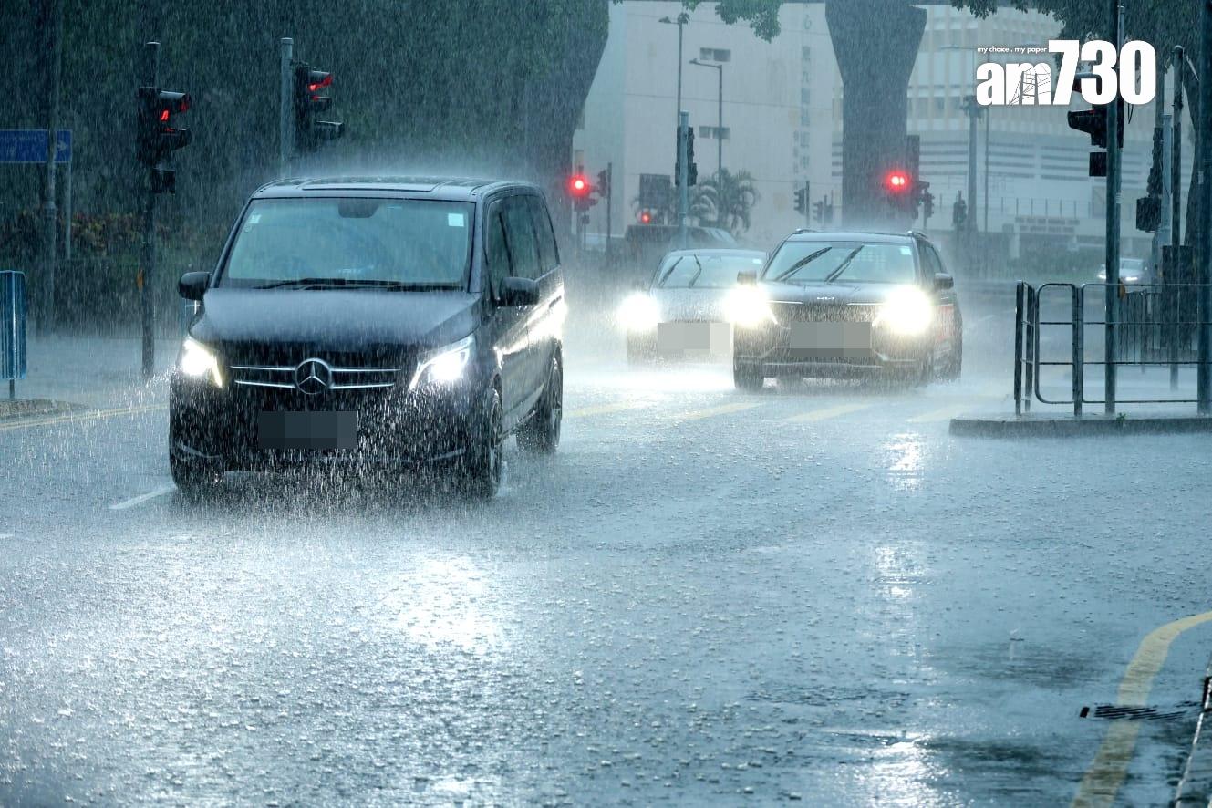 天文台昨晨發出黑雨,持續近11小時,創出多項紀錄。(林俊源攝)