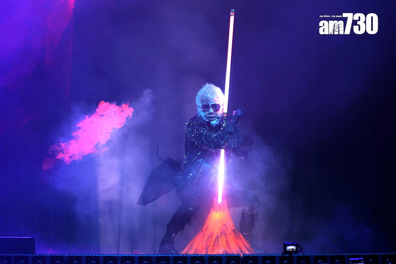 張衞健在BIG FOUR演唱會主力唱歌,化身孫悟空唱《,西遊記》和《高高在上》。