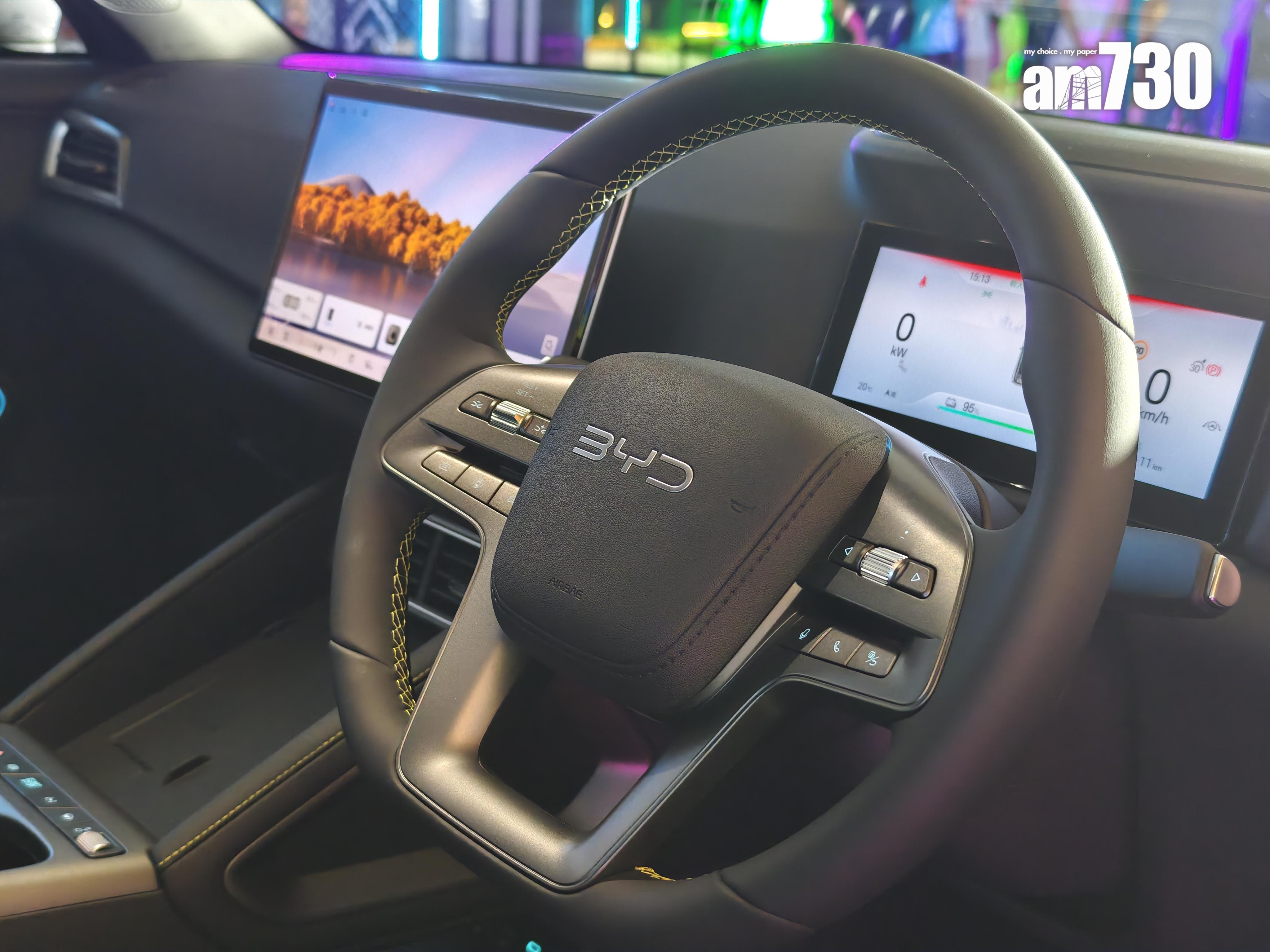 電動車|BYD ATTO 2中控台備有雙LCD屏幕及多功能軚盤。