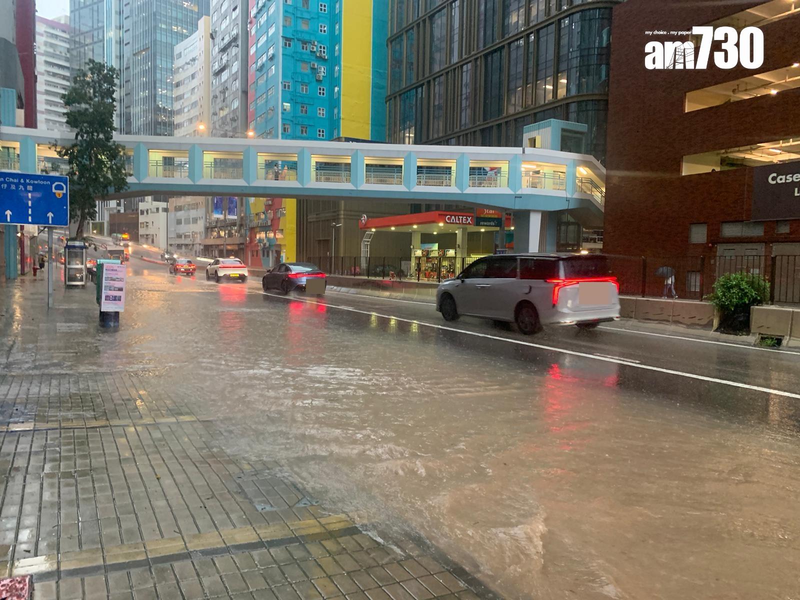 天文台在上午9時41分發出黃雨。圖示黃竹坑有路邊出現水浸。(本報記者攝)