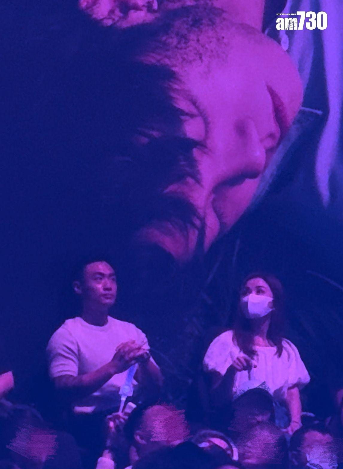 Elvis與阿Sa並排坐專心睇show,全程幾乎沒有交流。 (娛樂組攝)