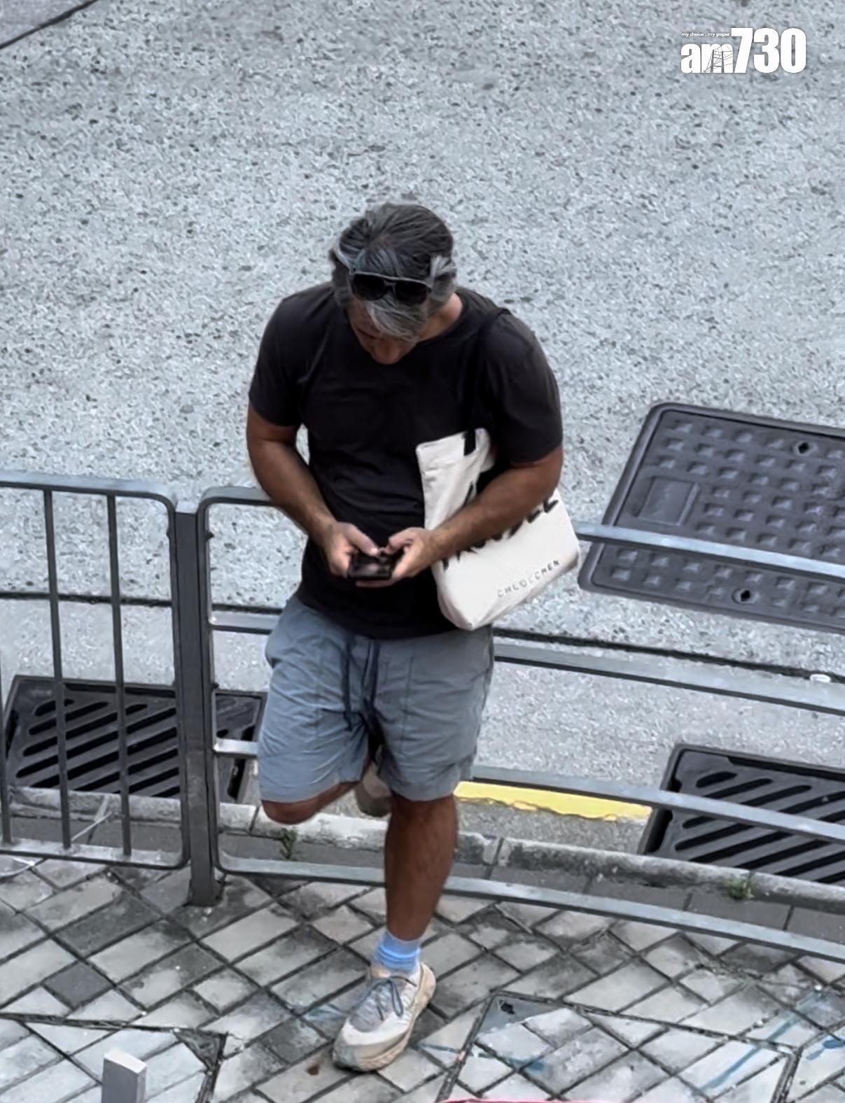 吳嘉龍昨日現身黃竹坑街頭撳手機。 (娛樂組攝)