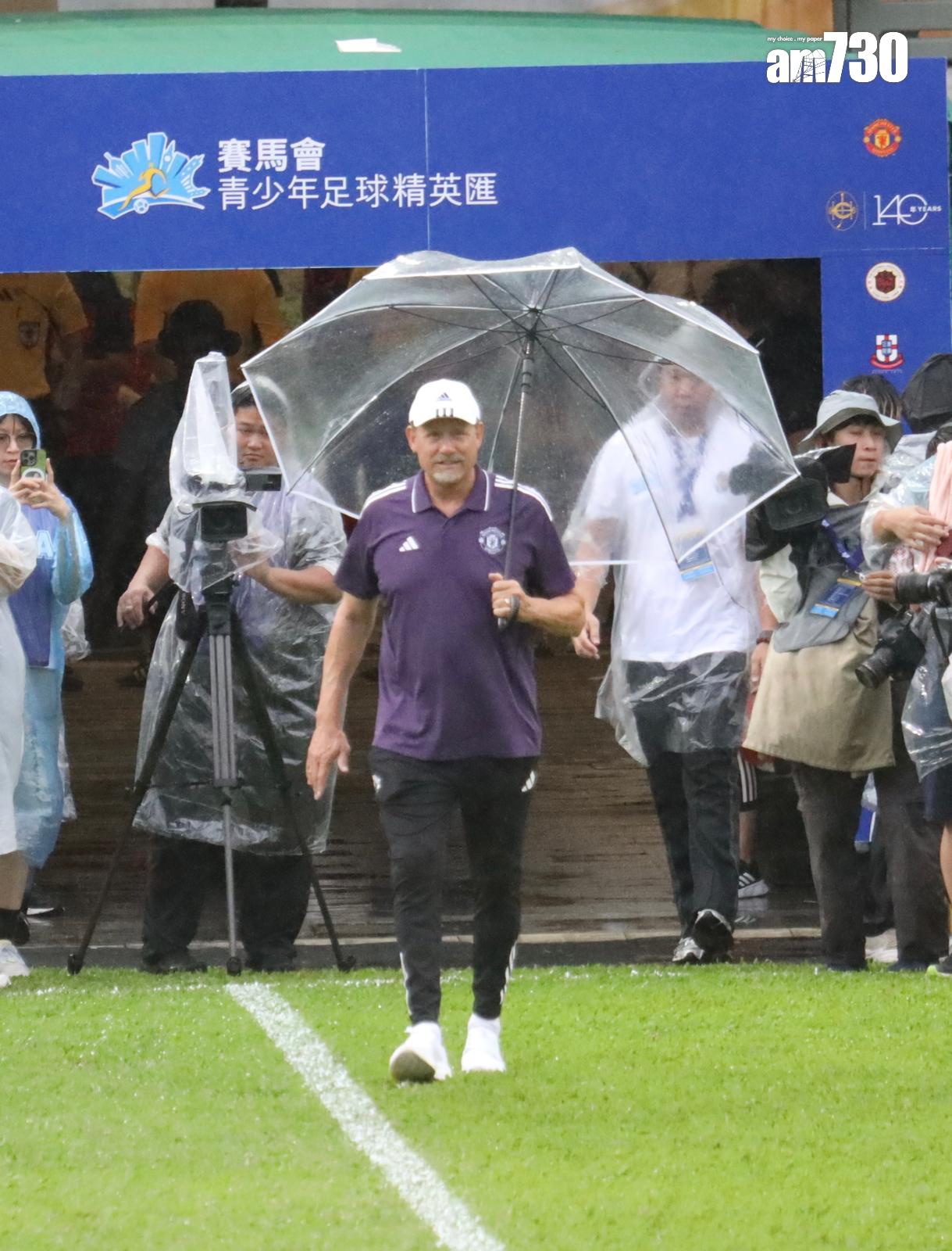 曼聯名宿舒米高現身旺角大球場,出席「賽馬會青少年足球精英匯」活動。(娛樂組攝)