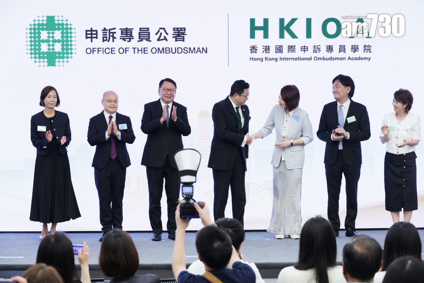 國際申訴專員學院揭幕,(左二起)中央人民政府駐香港特別行政區聯絡辦公室法律部部長劉春華、陳國基、陳積志、立法會內務委員會主席李慧琼和其他嘉賓在活動合照。(吳康琦攝)