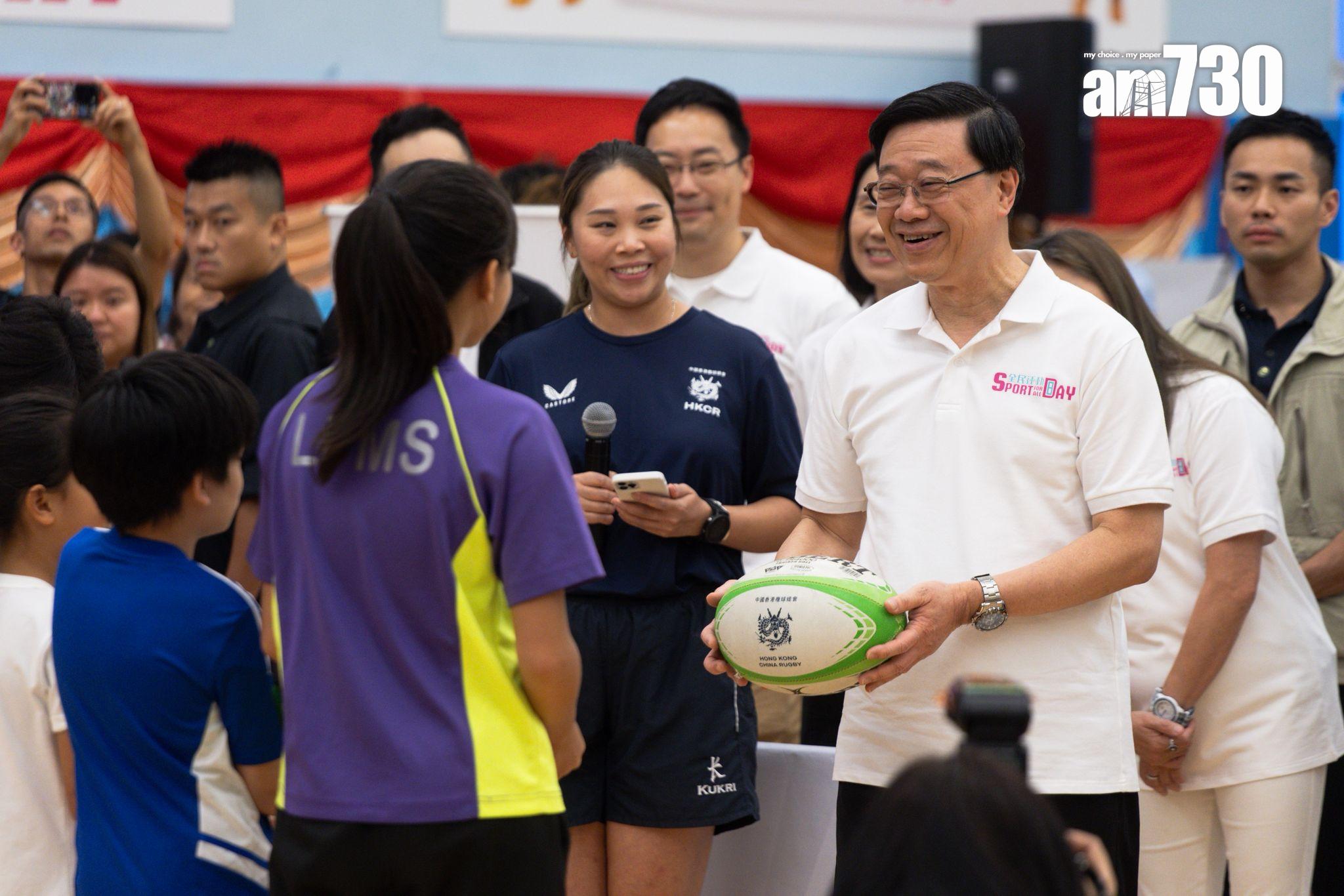李家超到九龍公園體育館視察。(周令知攝)