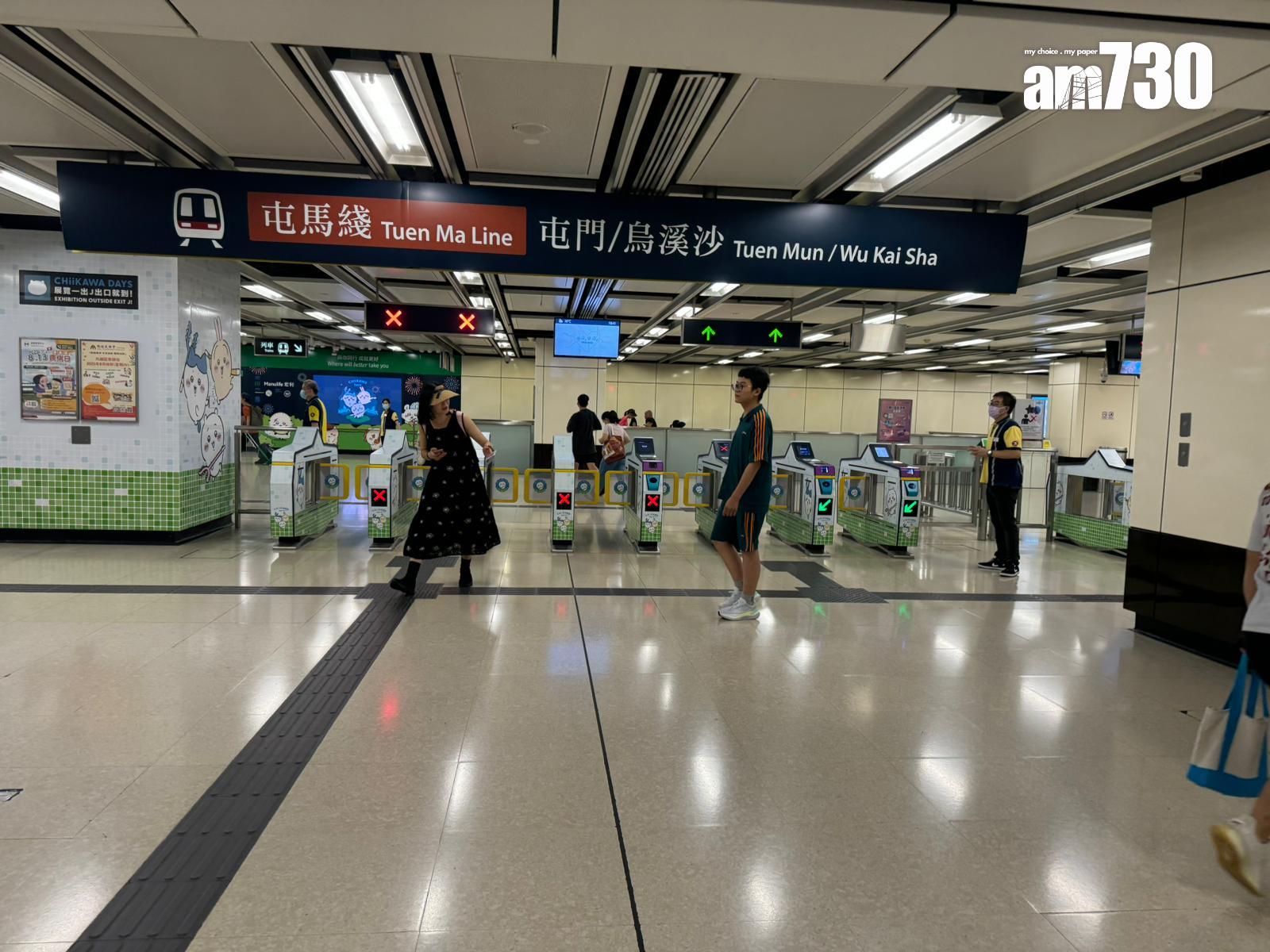 港鐵尖東站閘機換上了「CHIIKAWA」叫聲,影片可見乘客出閘時,閘機「CHIIKAWA~CHIIKAWA~」聲不斷。(am730記者攝)