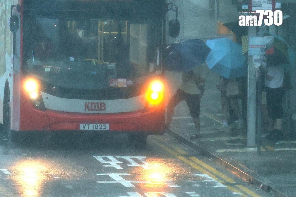 黑色暴雨警告生效期間,仍有不少打工仔要冒雨上班。(資料圖片/林俊源攝)