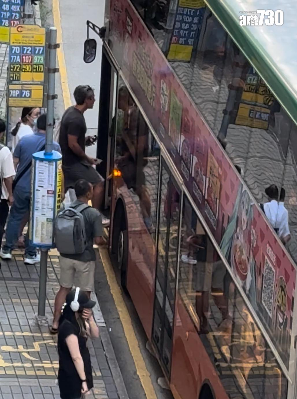 吳嘉龍被發現凸腩等巴士。 (娛樂組攝)