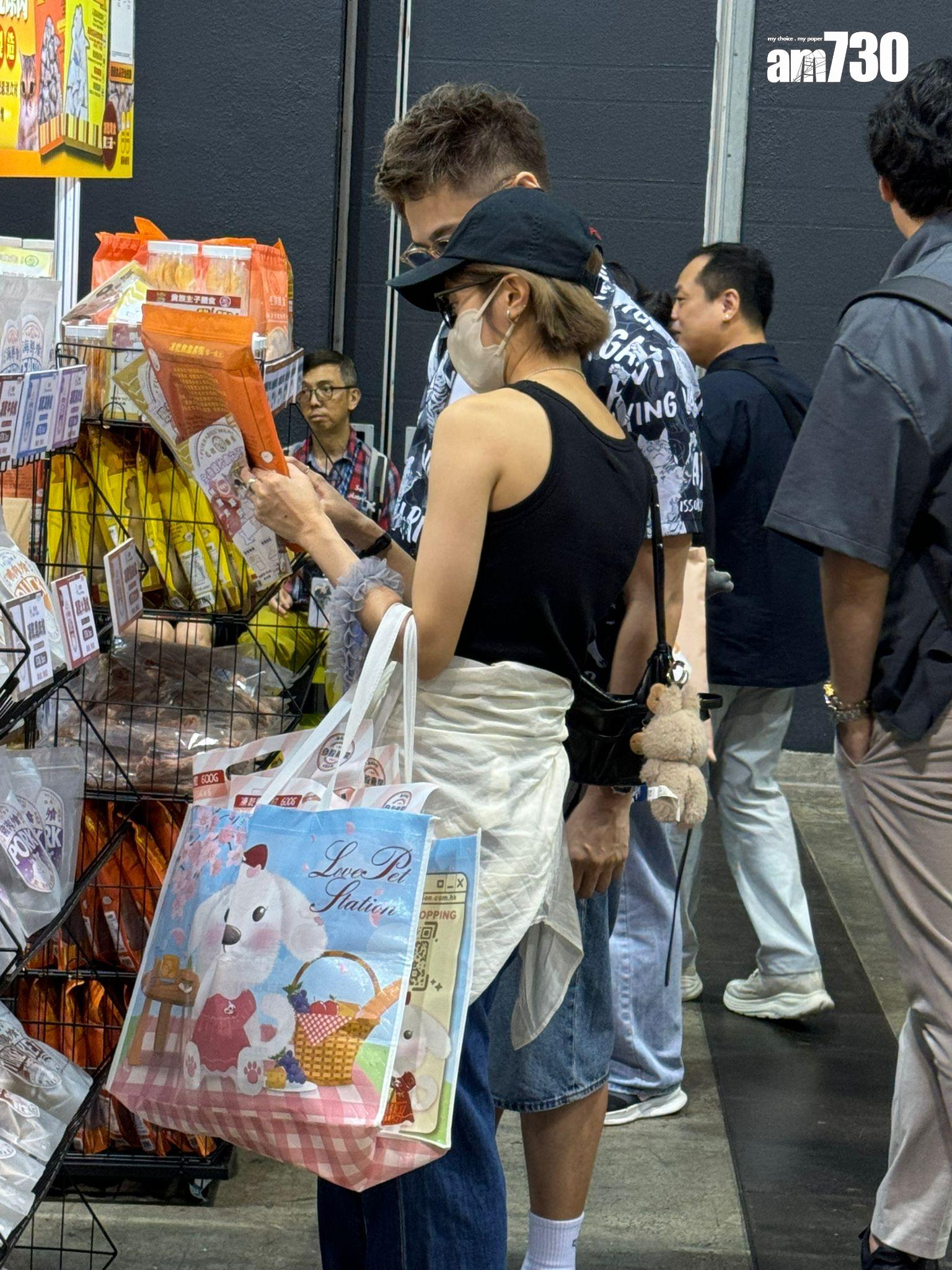 黃奕晨與Kathy仔昨日又再出動,拍拖行「香港貓迷博覽會」。 (娛樂組攝)