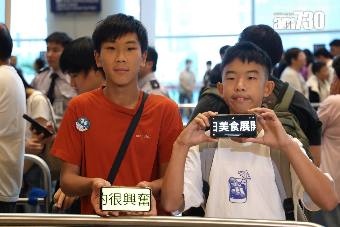 大批市民排隊等待美食博覽開放。(林俊源攝)