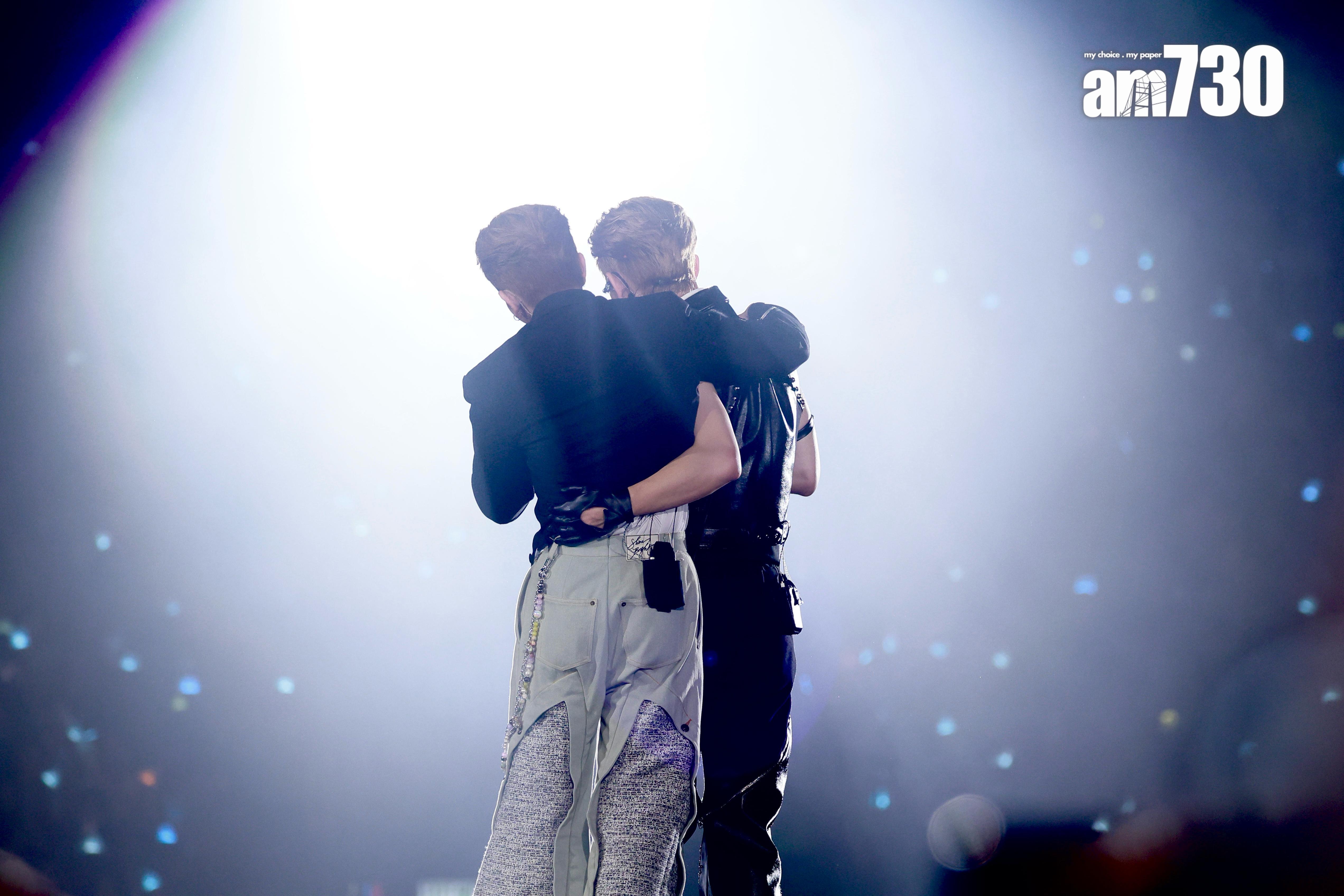 Anson Lo擔任呂爵安演唱會嘉賓,「登神」搭著膊頭合唱。(讀者提供)