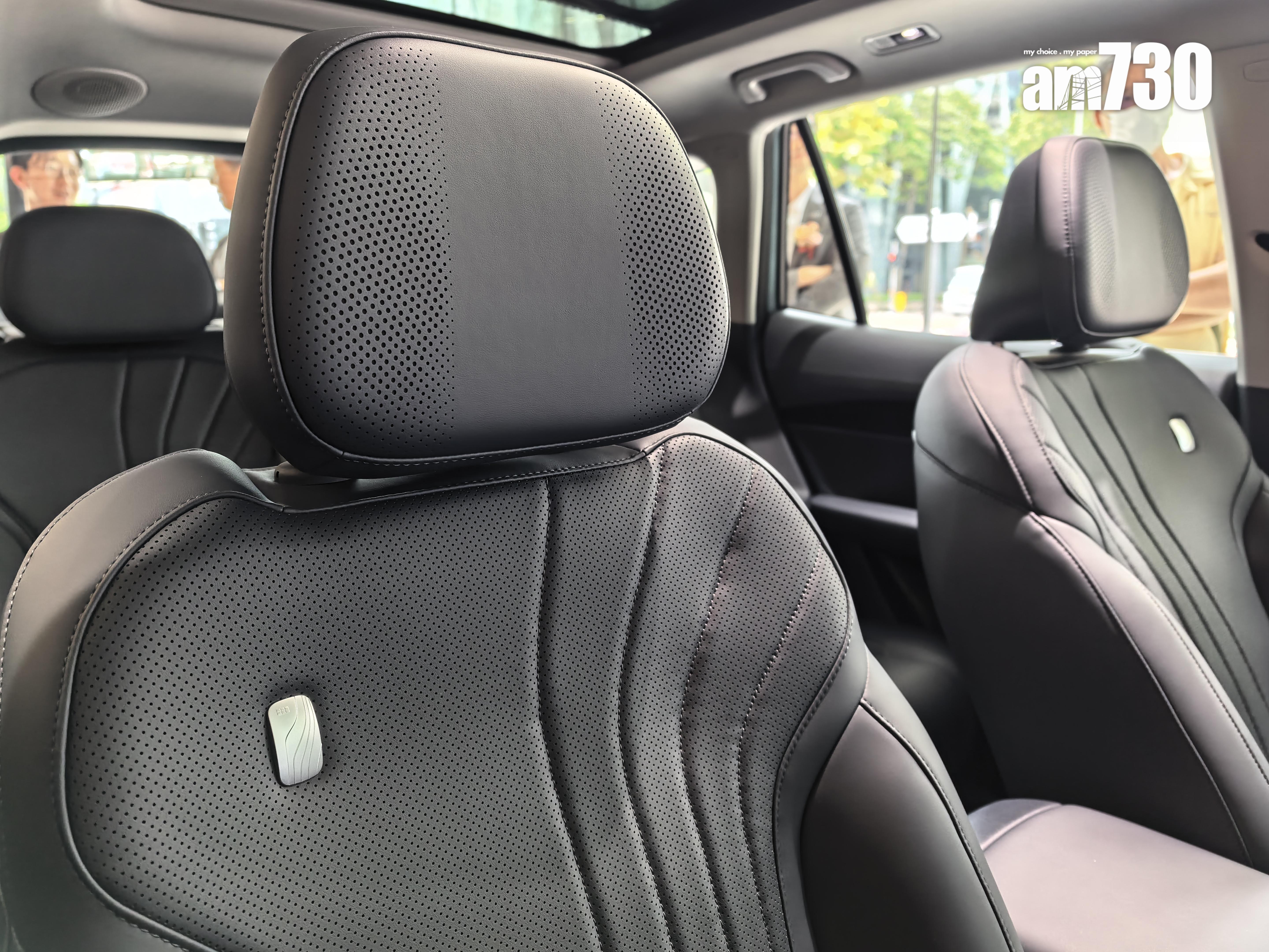 電動車|GEELY EX5的頭枕內設有喇叭,可播放音樂及訊息。