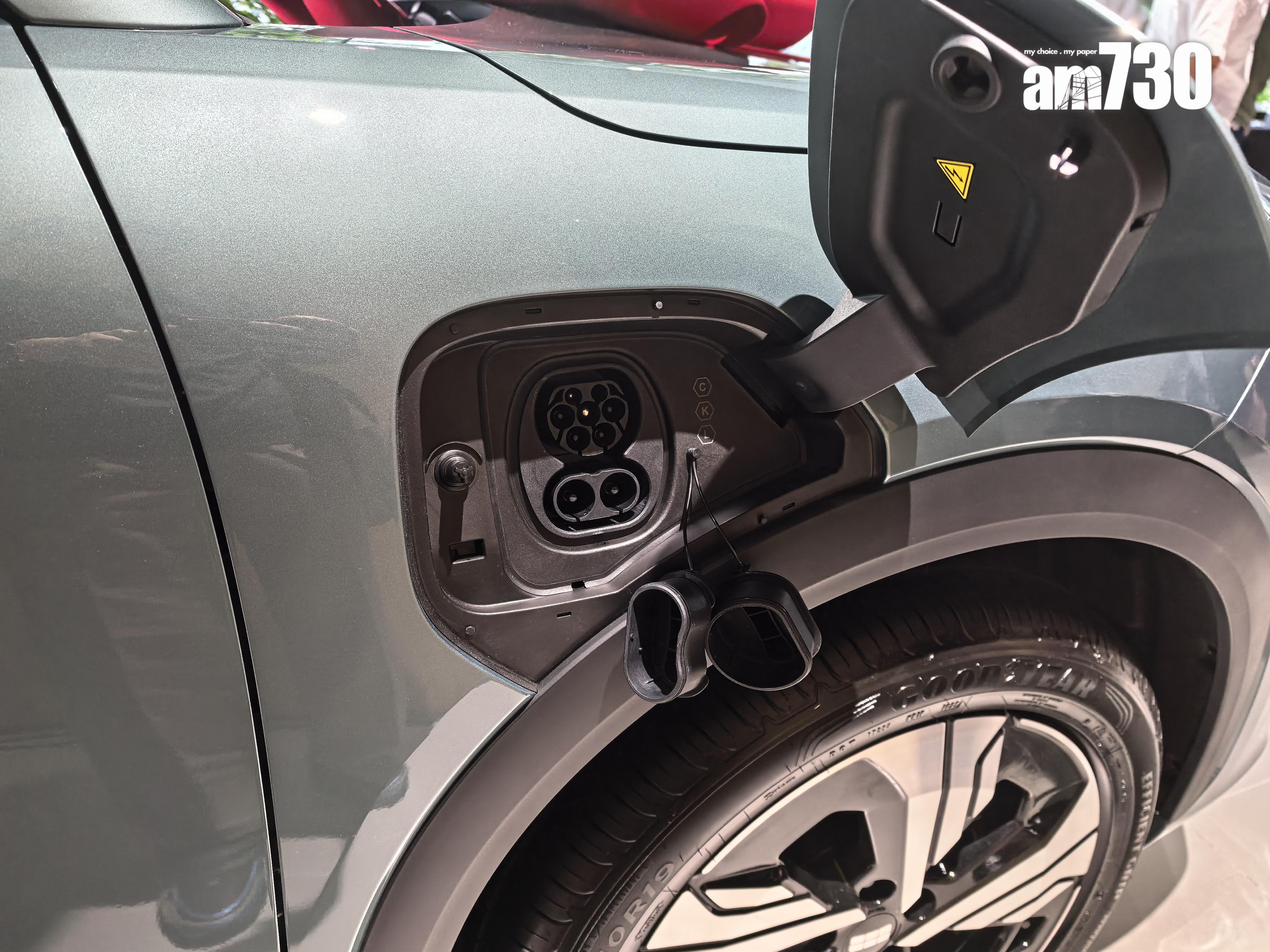 電動車|GEELY EX5充電位設有前輪旁。