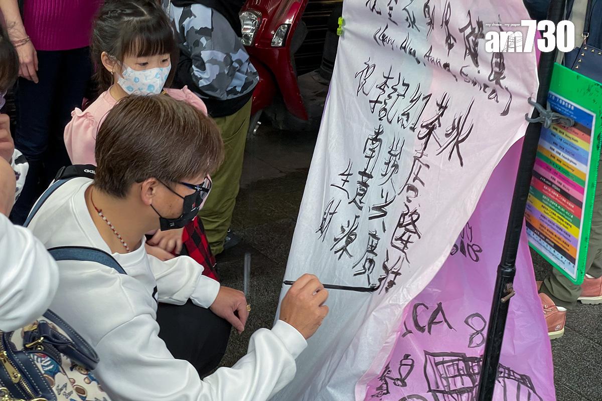 台灣著名景點十分老街吸引不少旅客購買天燈,寫上願望後在路軌上放飛到天空。(資料圖片/中通社)