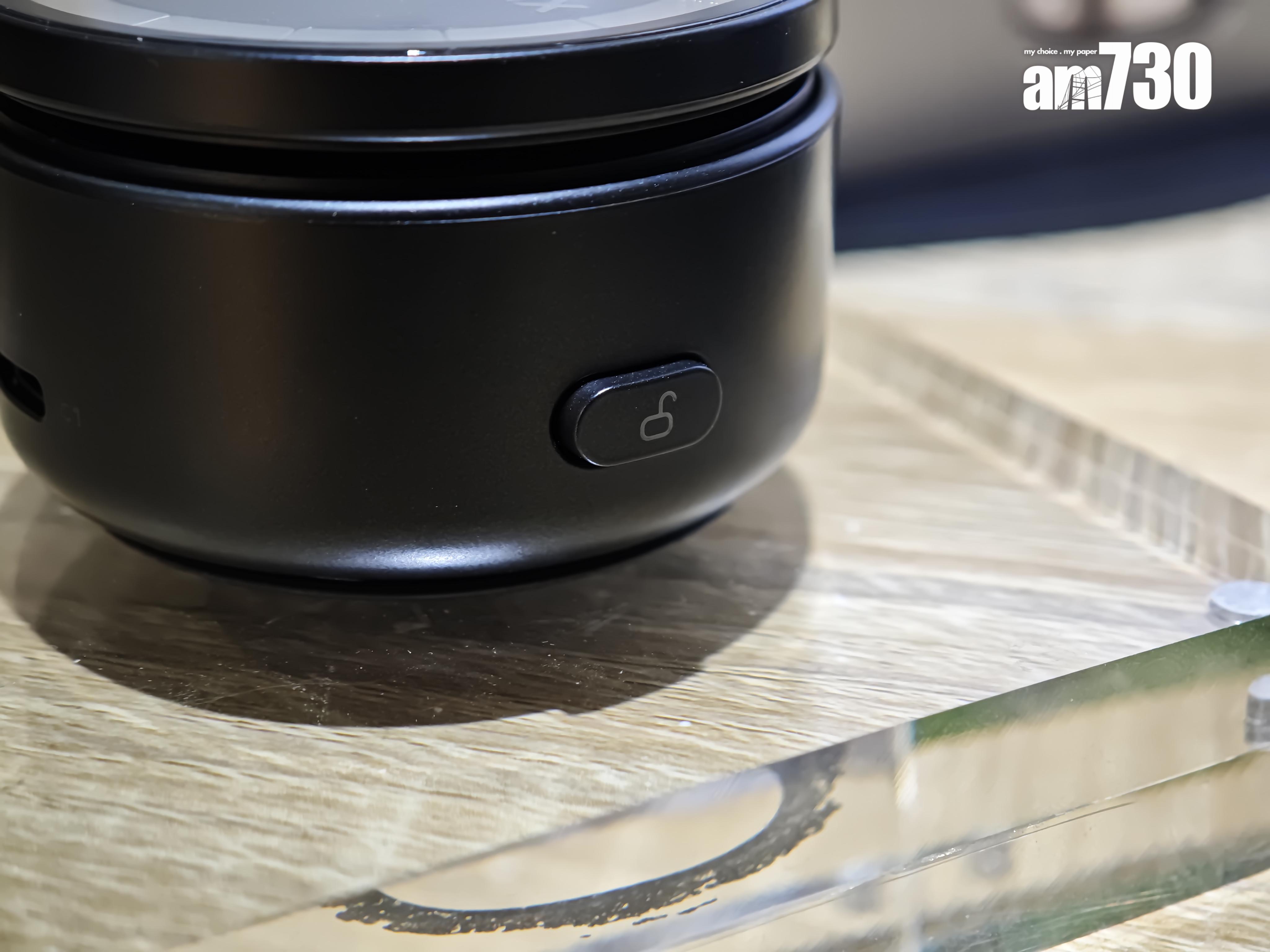 Momax 1-Snap Go以電動抽真空吸附,一按即可鬆開。