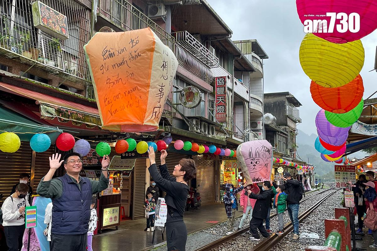 台灣著名景點十分老街吸引不少旅客購買天燈,寫上願望後在路軌上放飛到天空。(資料圖片/中通社)