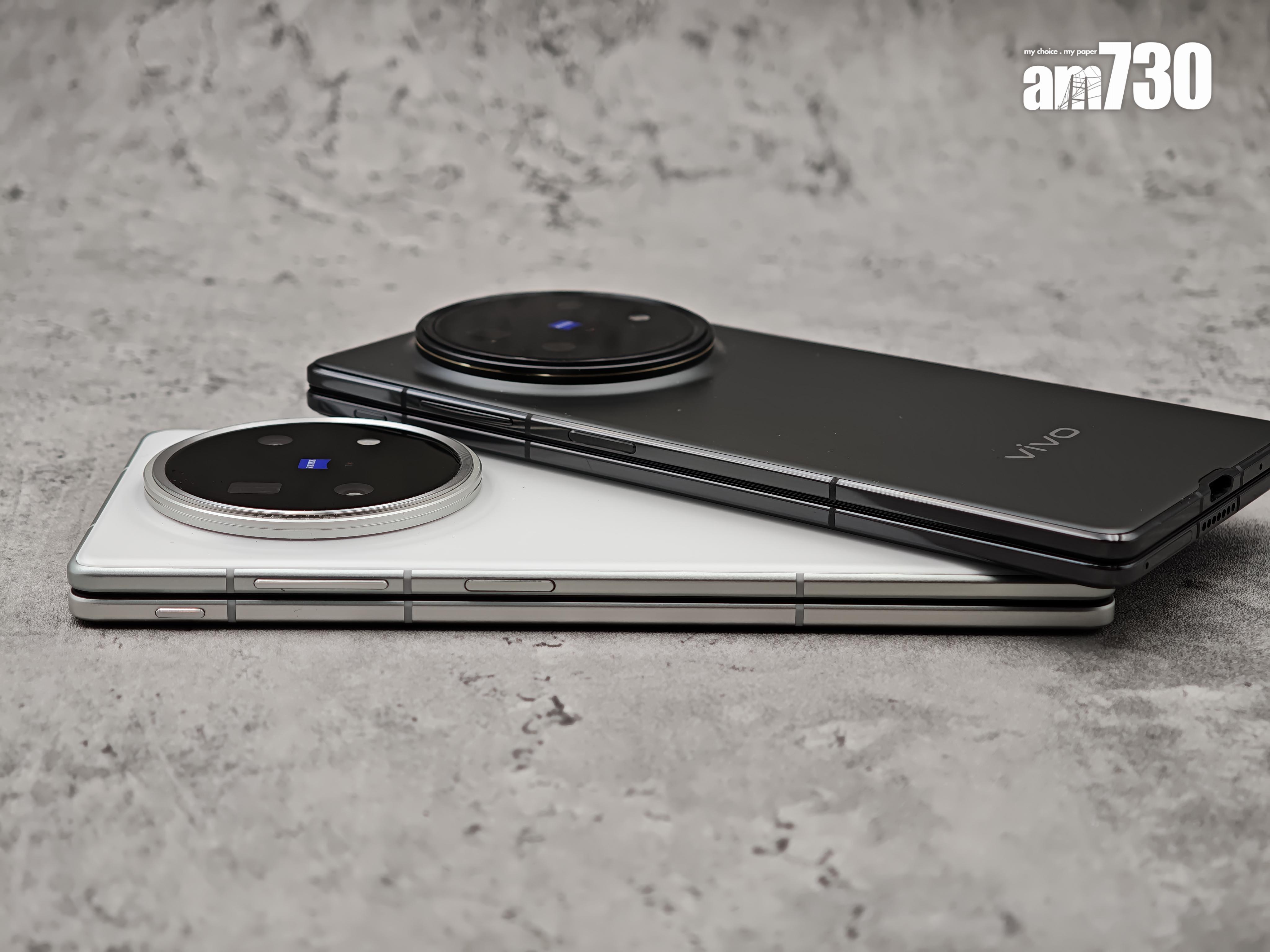 vivo X Fold5提供炫灰及羽白兩款配色,前者數字上較薄但只差毫釐。