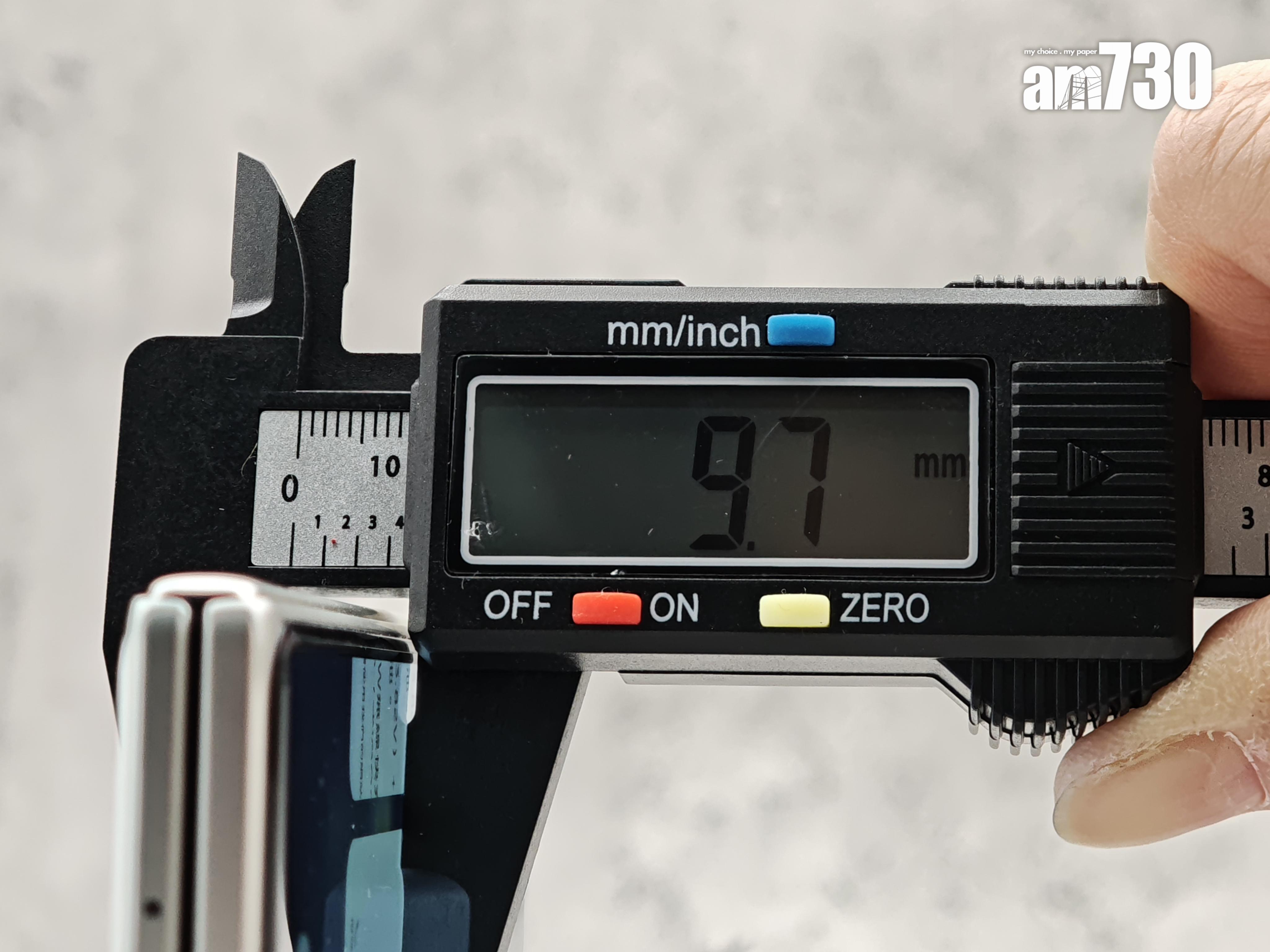 vivo X Fold5摺合後為9.7mm厚,跟官方數據一樣。