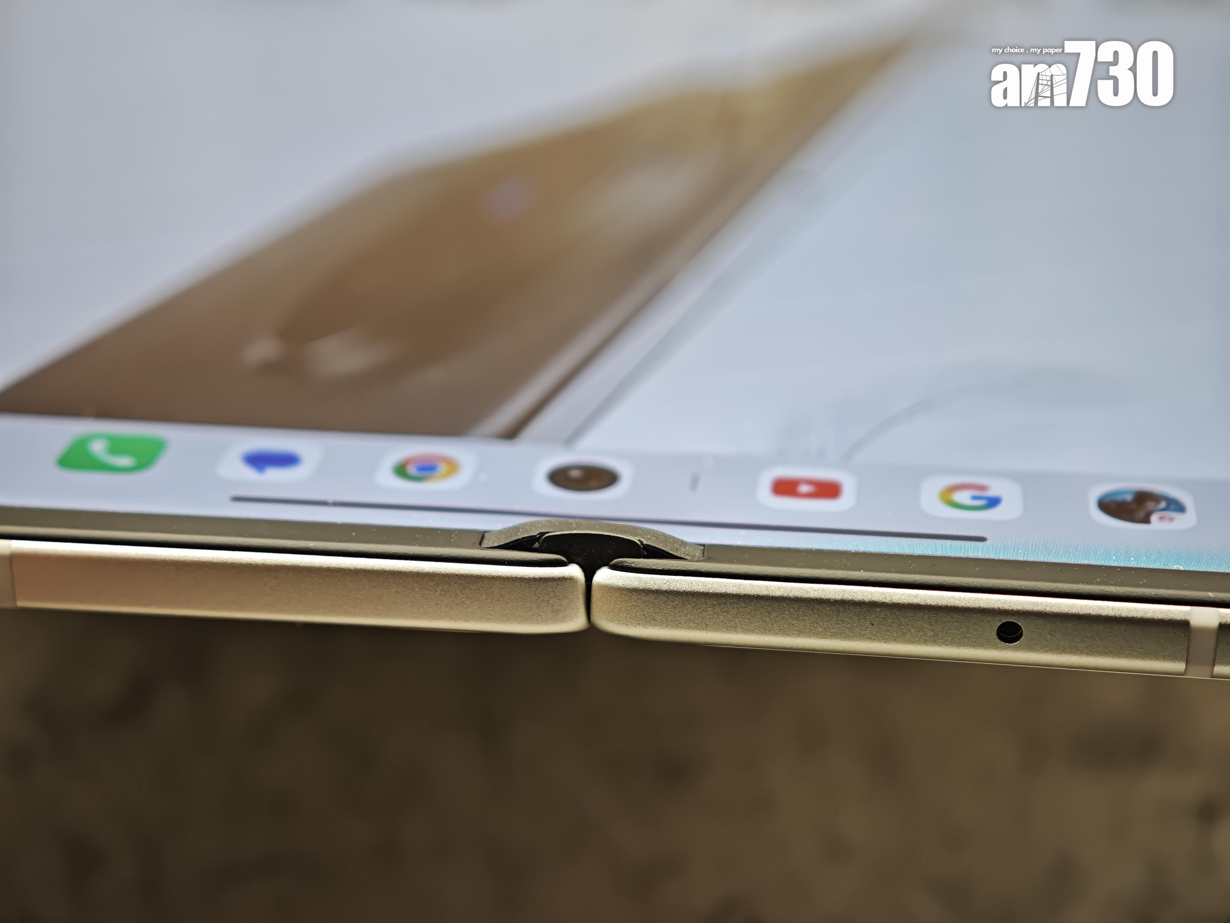 vivo X Fold5展開後雖有少量摺痕,但不算太深。