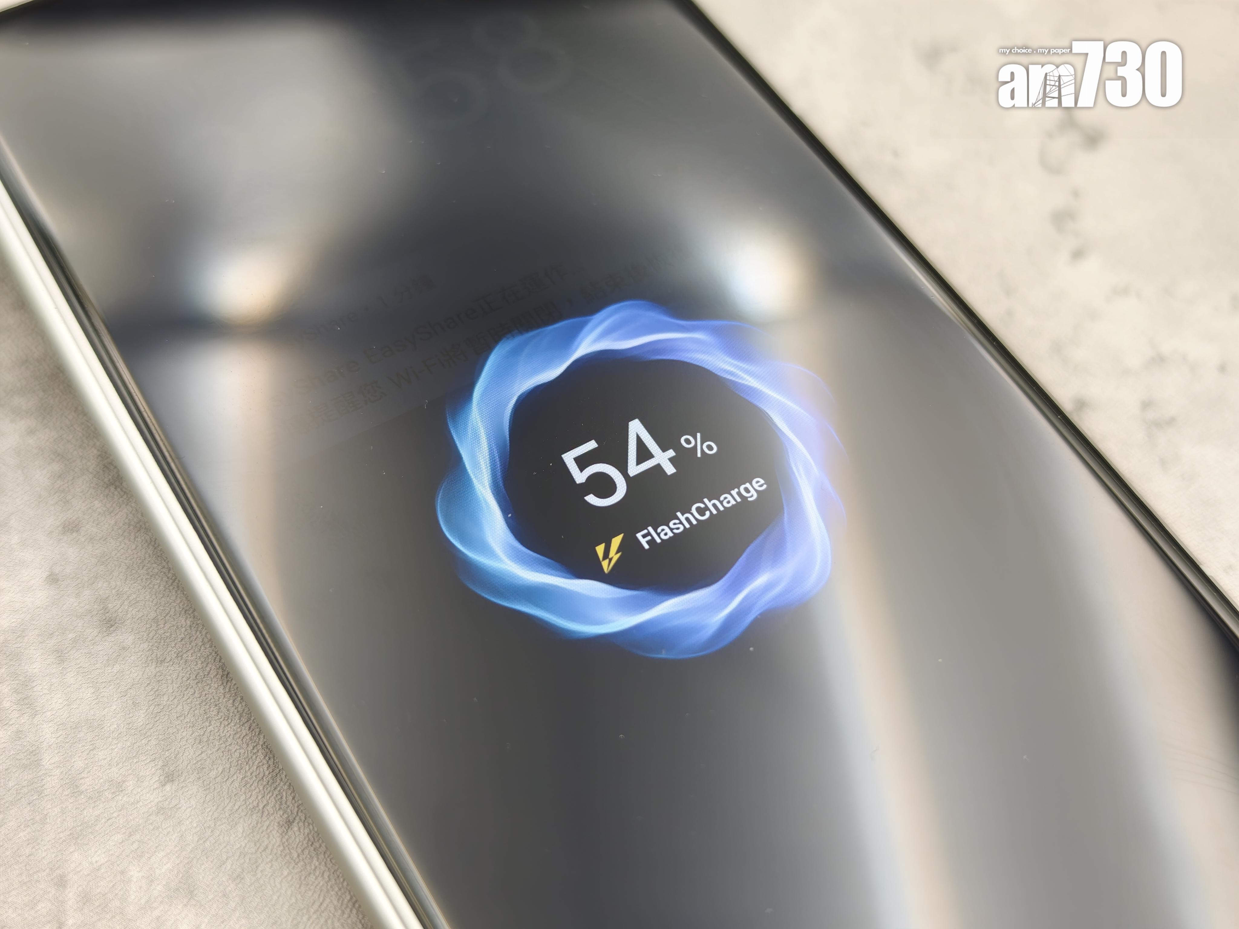 vivo X Fold5的80W雙電池閃充功能可快速充電。