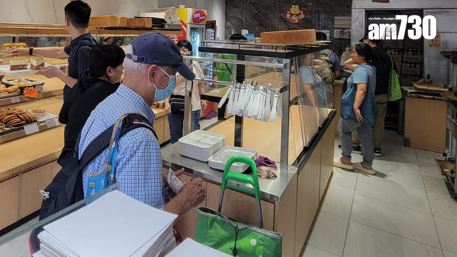 颱風樺加沙|麵包店更成為重點戰場,不少麵包售罄。(本報記者攝)