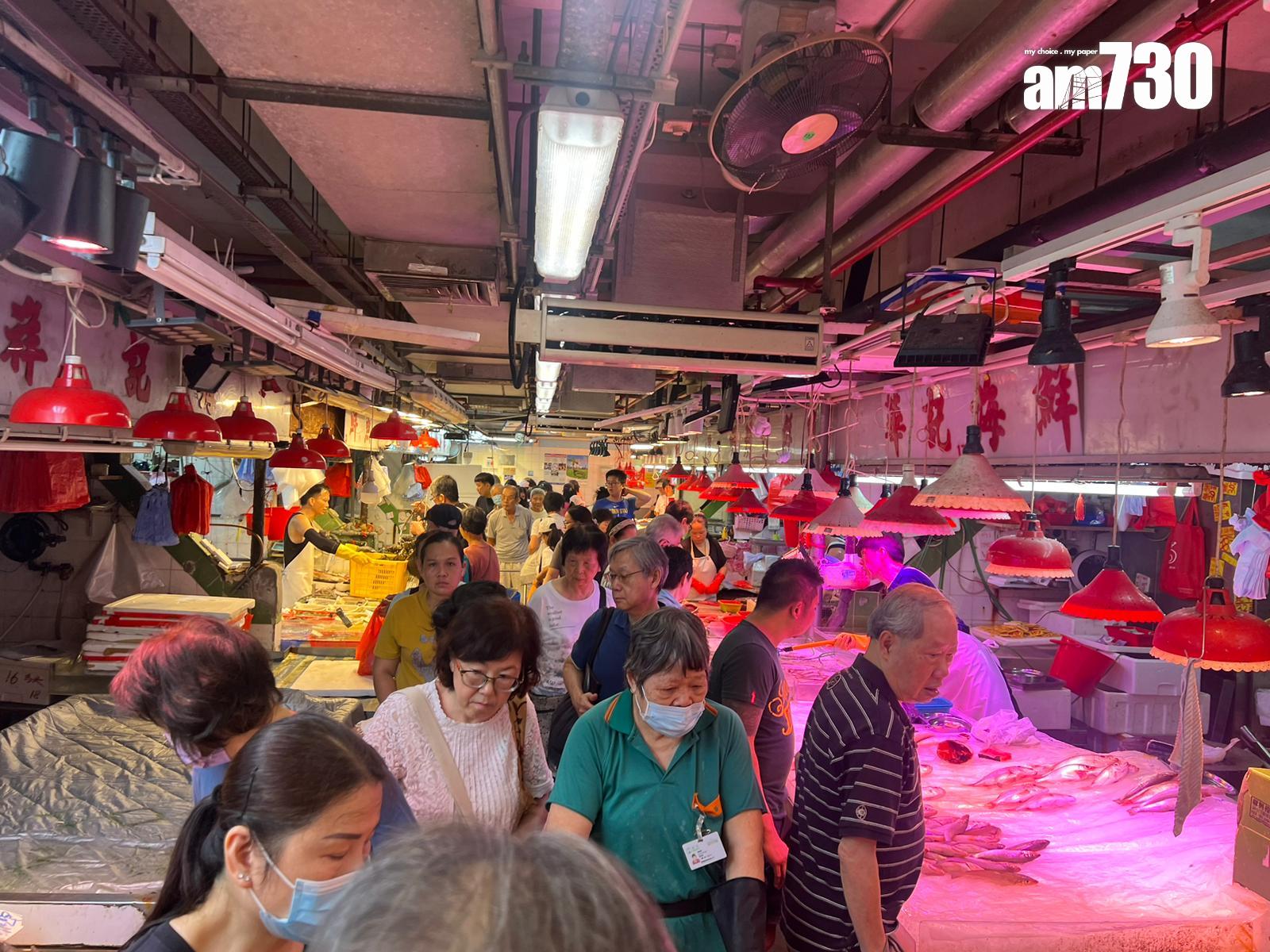 颱風樺加沙|街市人頭湧湧。(本報記者攝)