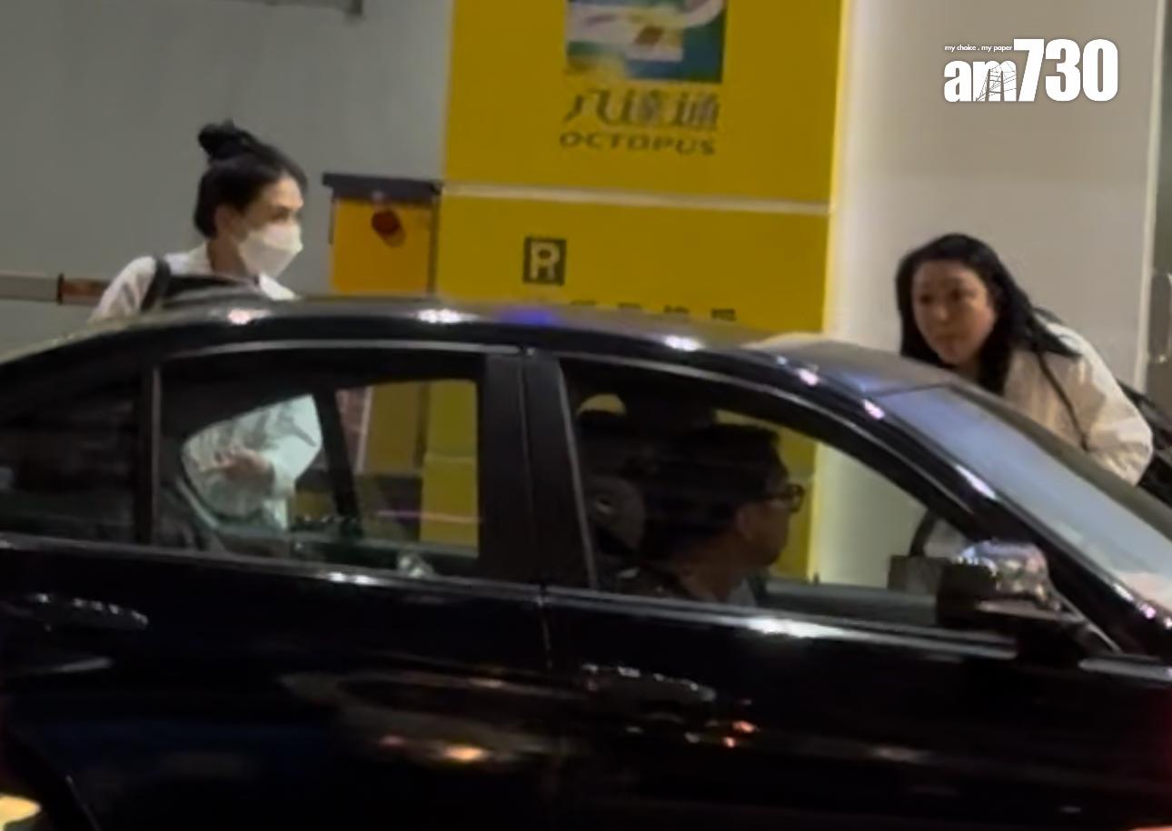 邱淑貞(左)與甄楚倩昨晚食飽飯一同call車離開。 (娛樂組攝)