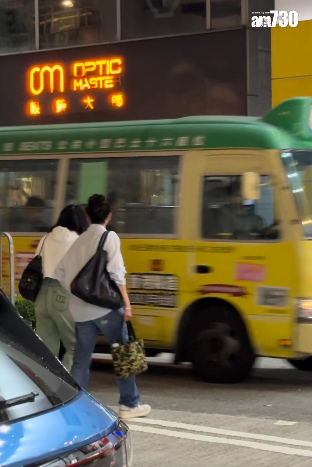 邱淑貞與甄楚倩橫過馬路時頗危險。 (娛樂組攝)