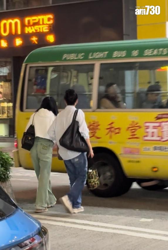 邱淑貞與甄楚倩橫過馬路時頗危險。 (娛樂組攝)