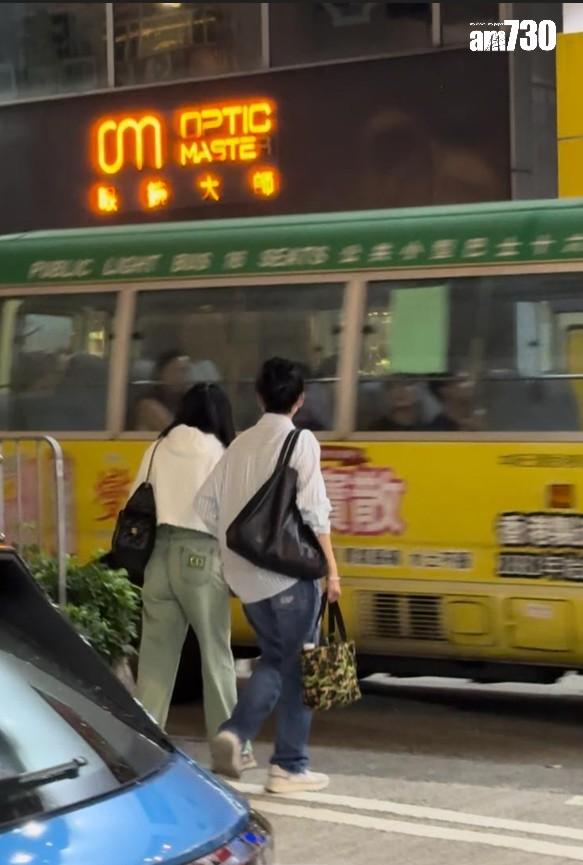 邱淑貞與甄楚倩橫過馬路時頗危險。 (娛樂組攝)