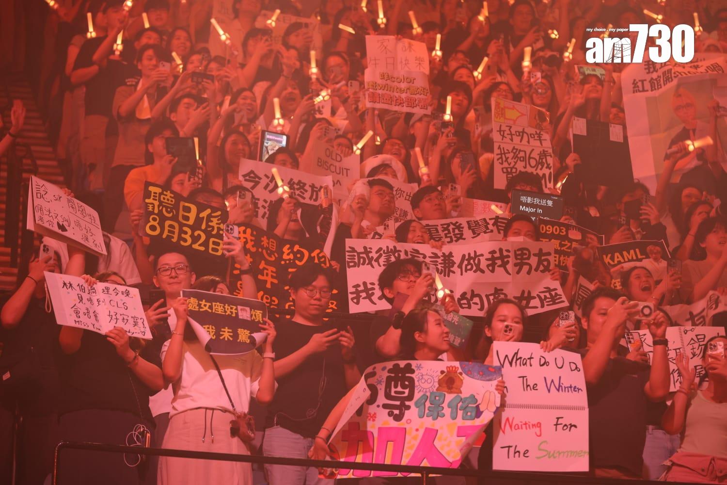 粉絲各出奇謀,務求被林家謙攝入鏡。(林俊源攝)