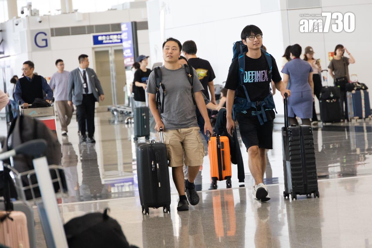 超強颱風樺加沙逐步逼近本港,機管局表示周二下午6時後航班升降會大減,星期三全日航班會大受影響。(周令知攝)