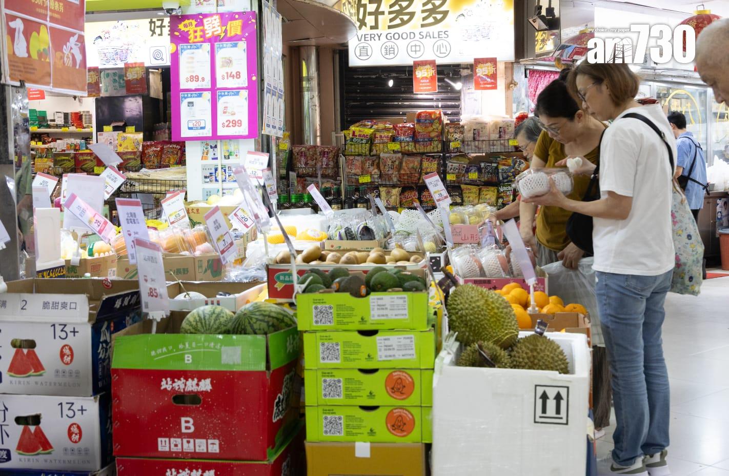 颱風樺加沙| 天文台於下午2時20分改發八號前夕,市面做好防風措施,市民於最後一刻「補糧」。(蘇文傑攝)