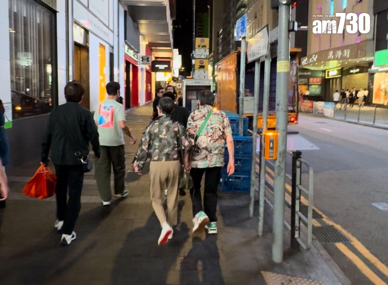 胡楓夜遊中環,與好友們食飽後前往搭車返家。 (娛樂組攝)