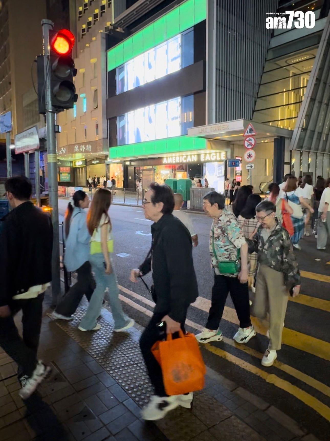 李琳琳扶住修哥過馬路,畫面溫馨又歡欣。(娛樂組攝)