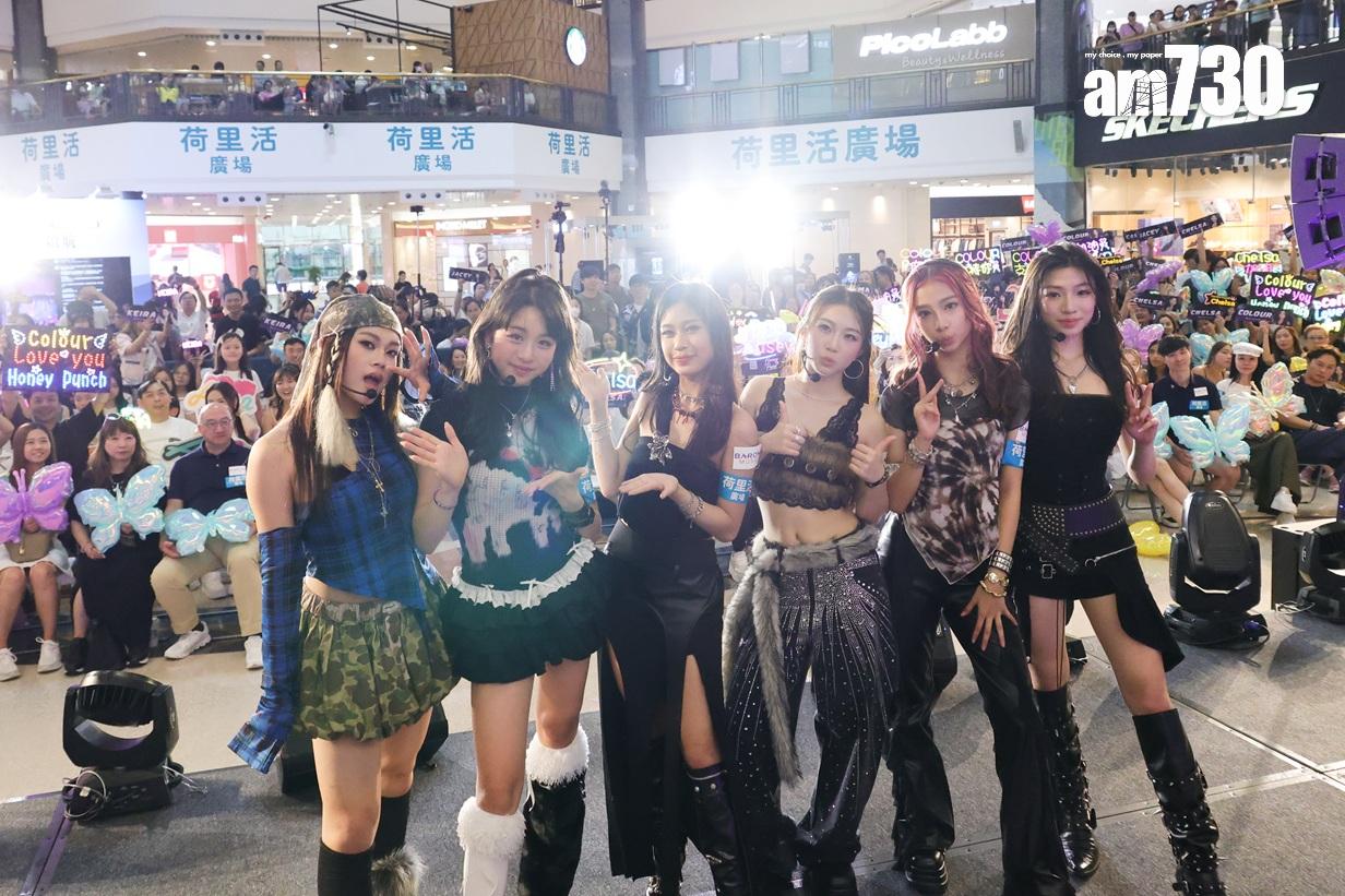 表演完畢,Honey Punch與全場樂迷大合照。(吳康琦攝)